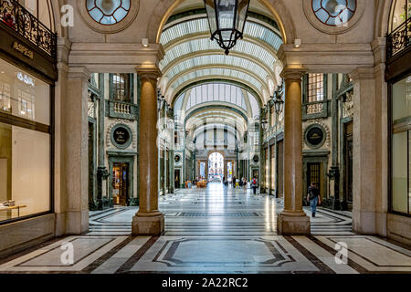 L'intérieur de l'art déco, verre plafond arcade ,Galleria San Federico à Turin, Italie Banque D'Images
