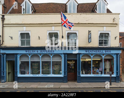 Welsh et Jefferies et frères Weatherill, boutiques de tailleurs sur mesure et tailleurs traditionnels pourvoyeurs de l'uniforme d'Eton. High Street, Eton. Banque D'Images