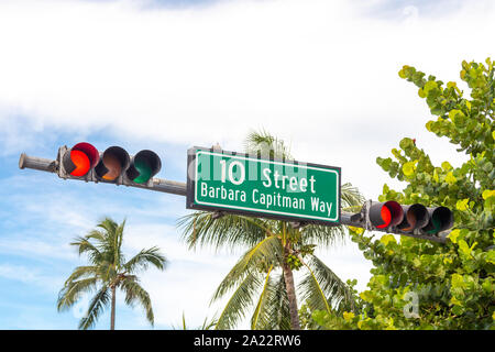 Plaque de rue pour Barbara Capitman Way et la 10e Rue à South Beach, Miami, Floride, USA Banque D'Images