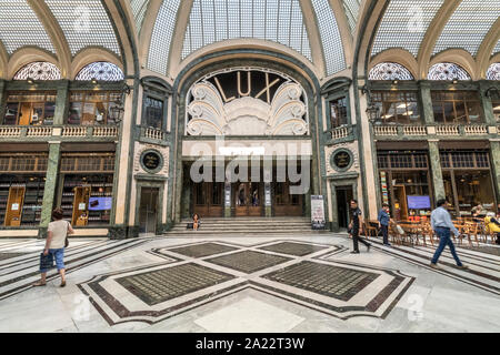 Le cinéma Lux art déco à l'intérieur du plafond de verre magnifique arcade Galleria San Federico à Turin, Italie Banque D'Images