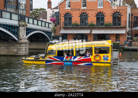 Duck Tours amphibie DUKW véhicule transportant les touristes sur une croisière sur la Tamise à Windsor, Berkshire, England, UK Banque D'Images