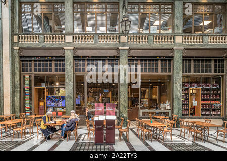 Les gens assis à table pour manger de la nourriture dans la piscine ,,art déco au plafond de verre arcade ,Galleria San Federico à Turin, Italie Banque D'Images