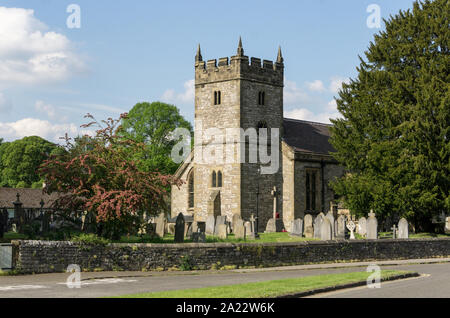 Vue extérieure de l'église Holy Trinity dans le village d'Ashford dans l'eau, Derbyshire, Royaume-Uni ; date du 12ème siècle mais reconstruite au 19ème siècle. Banque D'Images