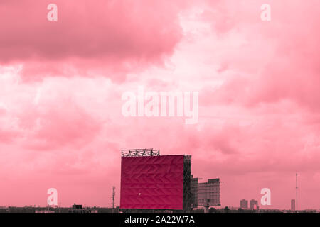 Blank billboard pour la nouvelle annonce. Grande maquette blank billboard rouge ou blanc affiche de promotion affichée sur la piscine en plein air contre le ciel bleu zone Banque D'Images