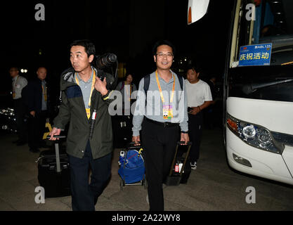 (191001) -- BEIJING, 1er octobre 2019 (Xinhua) -- Les journalistes de l'agence de presse Xinhua préparer à la tête de la Place Tian'anmen pour la fête nationale le rapport à Beijing, capitale de Chine, le 1er octobre 2019. (Xinhua/Lu Peng) Banque D'Images