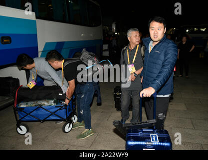 (191001) -- BEIJING, 1er octobre 2019 (Xinhua) -- Les journalistes de l'agence de presse Xinhua préparer à la tête de la Place Tian'anmen pour la fête nationale le rapport à Beijing, capitale de Chine, le 1er octobre 2019. (Xinhua/Lu Peng) Banque D'Images