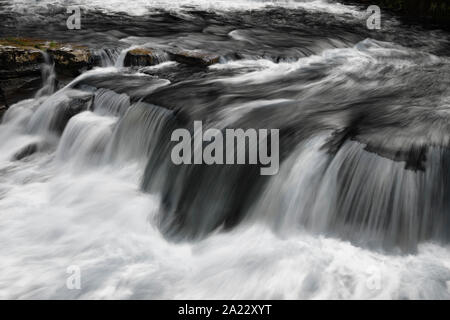 Une longue exposition avec de l'eau brouillée de détail de Richmond Falls sur la rivière Swale à Richmond North Yorkshire Angleterre Banque D'Images