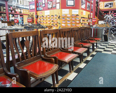 Intérieur de la célèbre Stout's Shoe Store situé le long de l'Avenue de masse, l'un des six districts culturels désignés à Indianapolis, Indiana, USA, le 27 juillet Banque D'Images