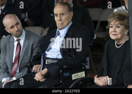 Arlington, Virginia, USA. Sep 30, 2019. Les anciens sénateurs Bob Dole et Elizabeth Dole assister à la cérémonie d'accueil des Forces armées en l'honneur du 20e Président des Chefs d'état-major Mark Milley at Joint Base Myer en Virginie, le 30 septembre, 2019 Crédit : Chris Kleponis/CNP/ZUMA/Alamy Fil Live News Banque D'Images