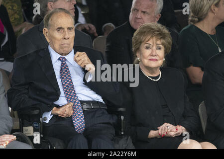 Arlington, Virginia, USA. Sep 30, 2019. Les anciens sénateurs Bob Dole et Elizabeth Dole assister à la cérémonie d'accueil des Forces armées en l'honneur du 20e Président des Chefs d'état-major Mark Milley at Joint Base Myer en Virginie, le 30 septembre, 2019 Crédit : Chris Kleponis/CNP/ZUMA/Alamy Fil Live News Banque D'Images