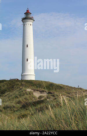 Phare, Lyngvig Fyr près de Ringkobing au Danemark, le long d'une journée d'été. Banque D'Images