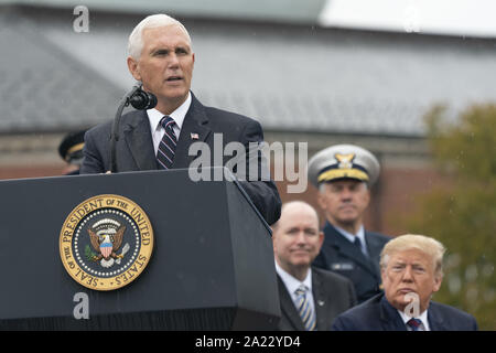 Arlington, Virginia, USA. Sep 30, 2019. United States Vice-président Mike Pence parle au cours de la cérémonie d'accueil des Forces armées en l'honneur du 20e Président des Chefs d'état-major Mark Milley at Joint Base Myer en Virginie, le 30 septembre, 2019 Crédit : Chris Kleponis/CNP/ZUMA/Alamy Fil Live News Banque D'Images