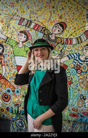 Membre du personnel du parc de Pinocchio habillé de travail par un Pinocchio Story caractère. 'Grillo Parlante', parler cricket Banque D'Images