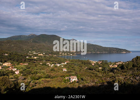 Golfe de Procchio paysage zone andCapanne monuntain Banque D'Images