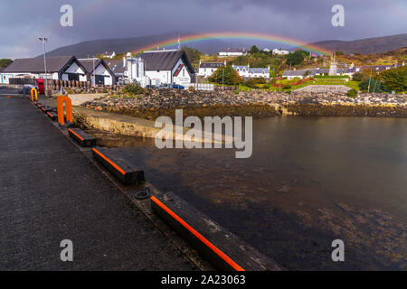 La distillerie Isle of Harris est le bâtiment blanc sur la gauche de la photographie. La distillerie est située dans la ville de ferry de Tarbert. Banque D'Images