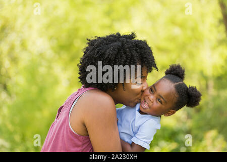 African American mother rire et serrant sa fille. Banque D'Images