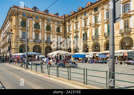 Les gens du shopping au Mercato di Porta Palazzo, l'un des plus grands marché de plein air en Europe vente d'une grande variété de produits frais, Turin, Italie Banque D'Images