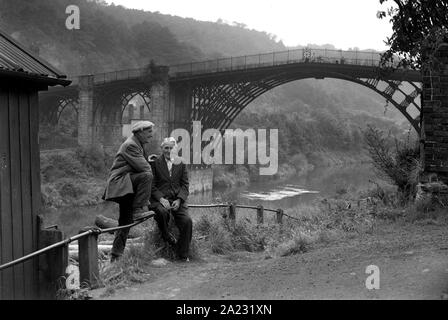 Coracle Ironbridge bouilloire Harry Rogers avec son frère Banque D'Images