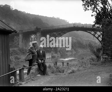 Coracle Ironbridge bouilloire Harry Rogers avec son frère Banque D'Images