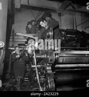 Les marchands de ferraille démantèlement vieux journal machine presse presses en 1966 Banque D'Images