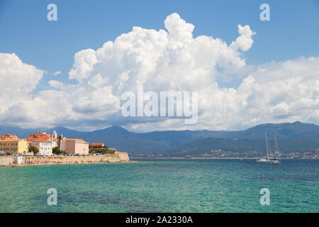 La baie d'Ajaccio au jour d'été ensoleillé. Paysage côtier de l'île de Corse à la journée ensoleillée, France Banque D'Images