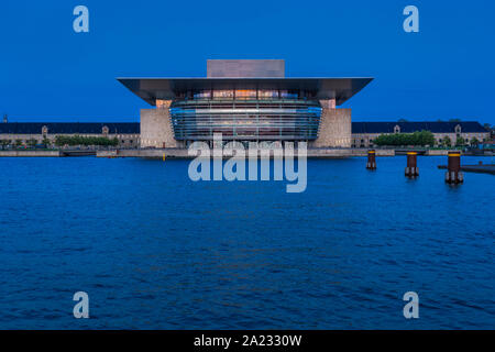 Un soir vue de l'Opéra de Copenhague sur l'île de Holmen, Copenhague, Danemark, Europe. Banque D'Images