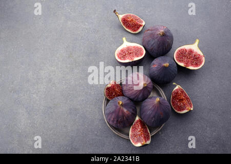 Figues mûres fraîches sur le tableau noir. Une cuisine méditerranéenne de figue. Beau bleu violet figues avec copyspace vide close up Banque D'Images