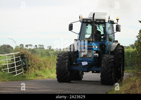 Tracteur Ford 7810 bleu Banque D'Images