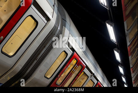 Sur la plate-forme de train à la station de métro Euston Square, London UK, montrant la réflexion de train sur plafond au-dessus. Banque D'Images