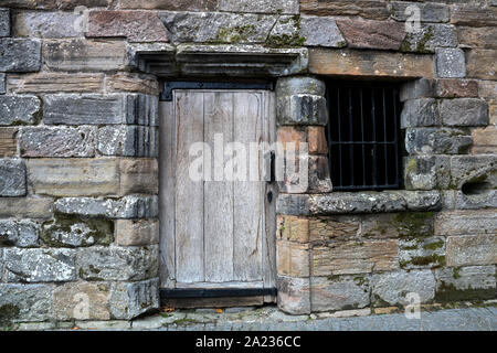 La porte de bois et de la fenêtre dans édifice médiéval en Ecosse Stirling Banque D'Images