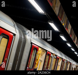 Sur la plate-forme de train à la station de métro Euston Square, London UK, montrant la réflexion de train sur plafond au-dessus. Banque D'Images