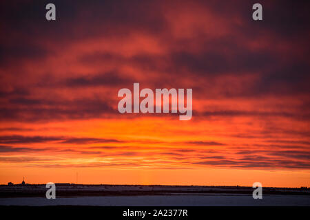 Coucher du soleil sur la baie d'Hudson au gel, Cap Churchill, Manitoba, Canada Banque D'Images