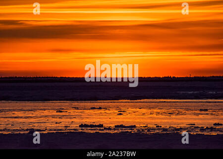 Ciel coucher de soleil sur la baie d'Hudson au moment du gel, Churchill, Manitoba, Canada Banque D'Images