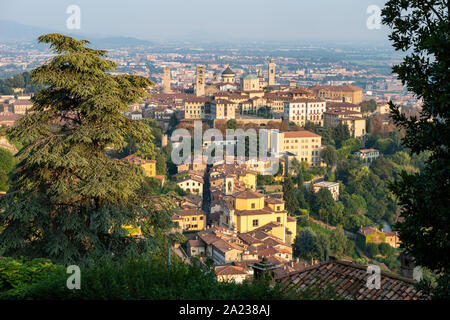 Vue sur Bergame Città Alta (ville haute) de la Via al Castello, Bergame, Lombardie, Italie Banque D'Images