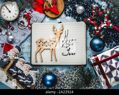 Le bloc-notes, des décorations de Noël, branches d'arbres de Noël et les coffrets cadeaux. Vue de dessus, close-up, mise à plat. Félicitations à leurs proches, famille, re Banque D'Images