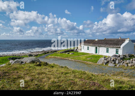 Donegal, Ireland - Aug 31, 2019 : une ancienne chaumière irlandaise traditionnelle par la mer. Banque D'Images