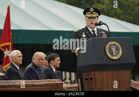 Arlington, États-Unis. Sep 30, 2019. Le chef d'état-major interarmées Mark Milley parle au cours de sa cérémonie d'accueil des Forces armées comme le vingtième Président des Chefs at Joint Base Myer à Arlington, en Virginie, le 30 septembre 2019. Photo de Chris Kleponis/UPI UPI : Crédit/Alamy Live News Banque D'Images