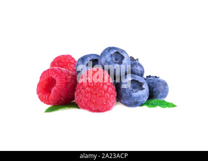 Les framboises avec des bleuets et des feuilles de menthe isolé sur fond blanc Banque D'Images