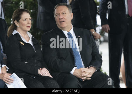 Arlington, Virginia, USA. Sep 30, 2019. Le secrétaire d'État des États-Unis, Mike Pompeo assiste à la cérémonie d'accueil des Forces armées en l'honneur du 20e Président des Chefs d'état-major Mark Milley at Joint Base Myer en Virginie, le 30 septembre, 2019 Crédit : Chris Kleponis/CNP/ZUMA/Alamy Fil Live News Banque D'Images