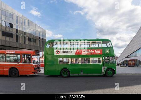 Ancien double decker bus à Pier Head, Liverpool, Royaume-Uni Banque D'Images