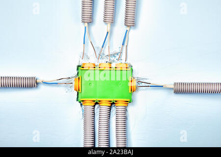 Boîtier de raccordement électrique dans le processus d'installation. Canalisations électriques jusqu'à l'autre et des câbles passent à travers ou à l'intérieur du joint sont bo Banque D'Images