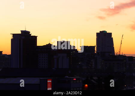 Leeds skyline silhouette sur un ciel soleil Banque D'Images