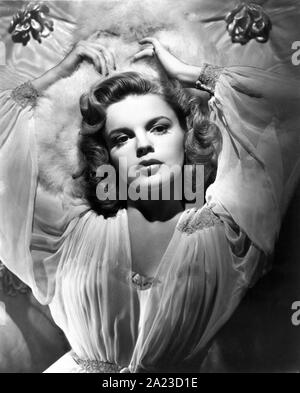 JUDY GARLAND 1943 Portrait publicitaire par CLARENCE SINCLAIR BULL POUR PRÉSENTER LILY Norman Taurog directeur MARS Metro Goldwyn Mayer Banque D'Images