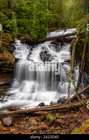 Wagner tombe à la fin de l'automne, Wagner Falls Scenic area, Munising, Michigan, USA Banque D'Images