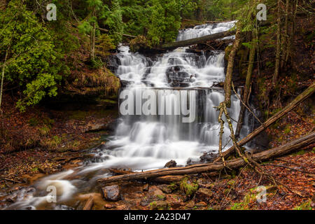 Wagner tombe à la fin de l'automne, Wagner Falls Scenic area, Munising, Michigan, USA Banque D'Images