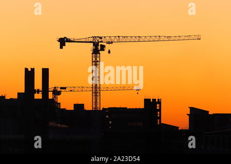 Leeds skyline silhouette sur un ciel soleil Banque D'Images