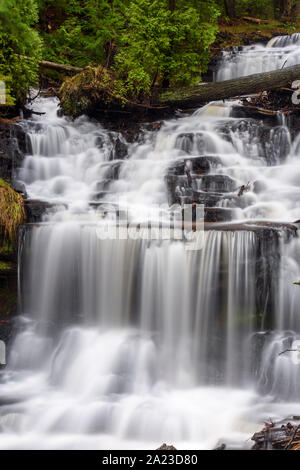 Wagner tombe à la fin de l'automne, Wagner Falls Scenic area, Munising, Michigan, USA Banque D'Images