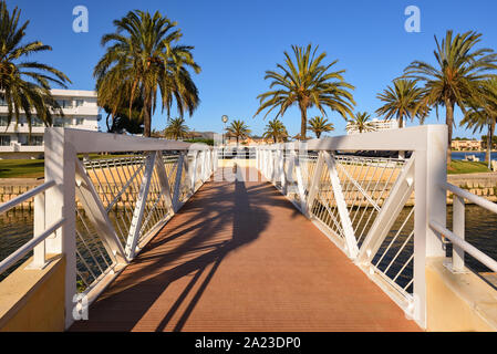 Passerelle au-dessus d'un canal dans la ville d'Alcudia à Majorque, Espagne Banque D'Images