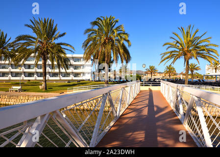 Passerelle au-dessus d'un canal dans la ville d'Alcudia à Majorque, Espagne Banque D'Images