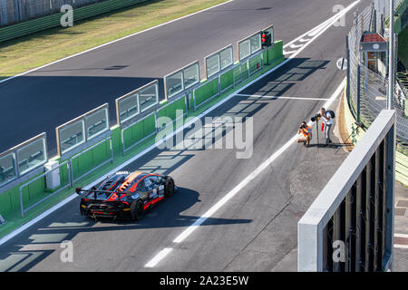 Vallelunga, en Italie le 14 septembre 2019. Les photographes de sport dans la voie des stands du circuit de prise de photos de voiture de course Lamborghini Ouragan Banque D'Images